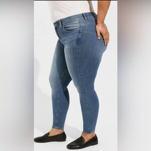NWT Torrid Women’s Plus Size 30 Sky High Skinny Button Fly Jeans.